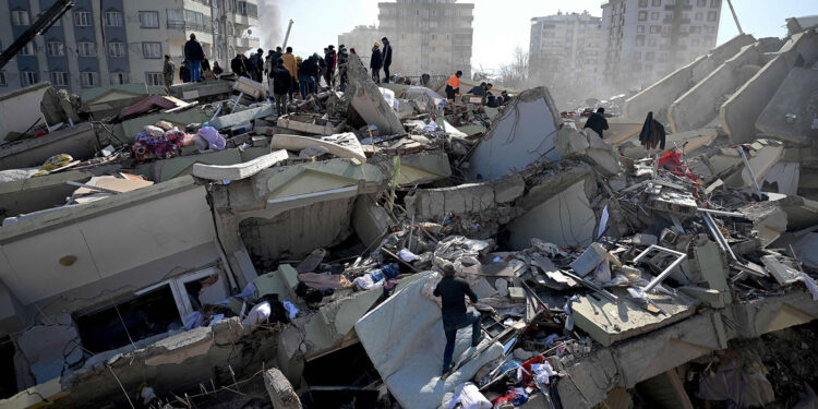 Numri i të vdekurve nga tërmeti në Turqi e Siri rritet në më shumë se 19 mijë e 300