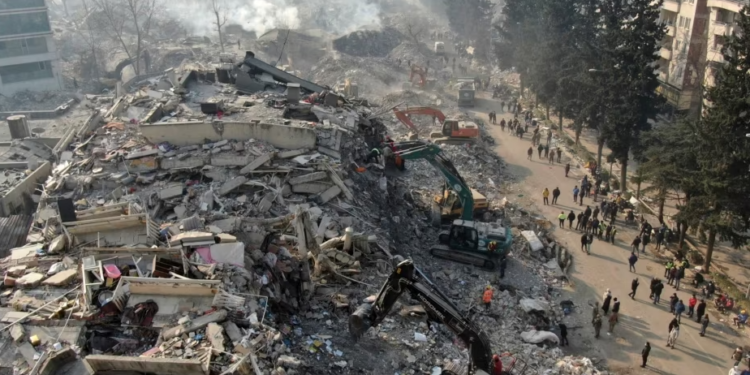 Mbi 100 urdhër-arreste për shembjen e ndërtesave në Turqi