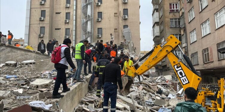 Erdogan: 912 persona të vdekur nga tërmeti në Turqi