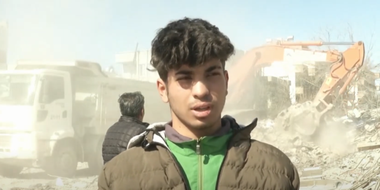 Rrëfimi i 17-vjeçarit që xhiroi mesazhin lamtumirës nën rrënojat e tërmetit