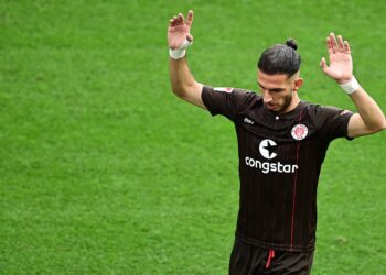 Paqarada nxjerr në ankand fanellën për t’i ndihmuar të prekurit nga tërmeti