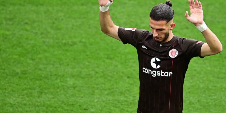 Paqarada nxjerr në ankand fanellën për t’i ndihmuar të prekurit nga tërmeti