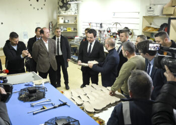 Kryeministri Kurti vizitoi fabrikën e këpucëve në Ferizaj