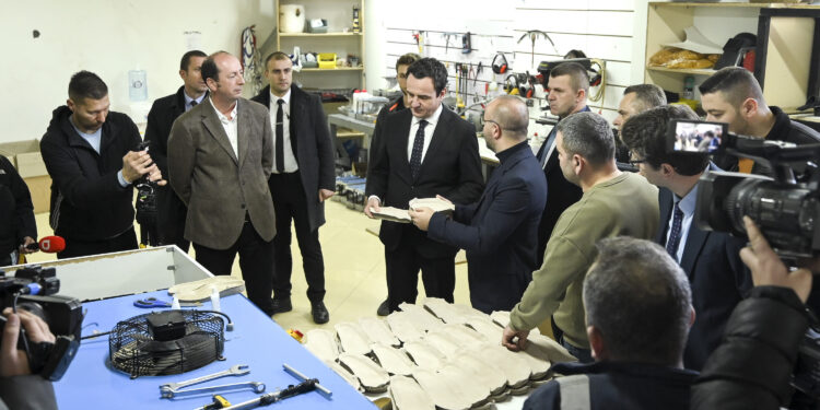 Kryeministri Kurti vizitoi fabrikën e këpucëve në Ferizaj
