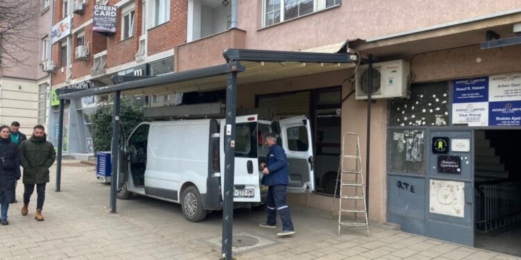 Inspeksioni në Prishtinë largon terrasat ilegale të bizneseve