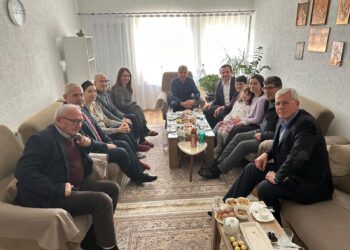 Kurti për ditëlindje viziton familjen e Demaçit dhe Deharit