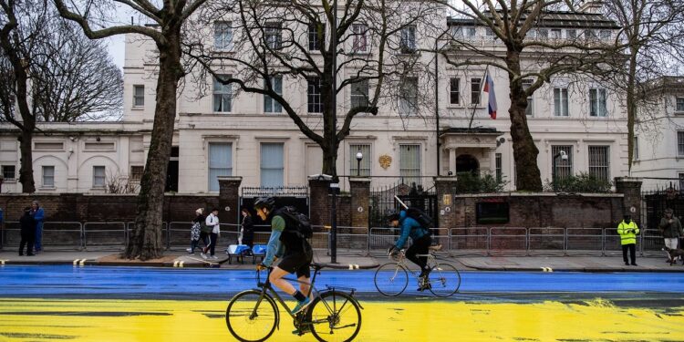 Flamur gjigant ukrainas në rrugën jashtë Ambasadës ruse në Londër