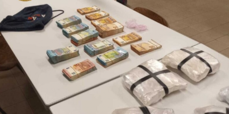 Pesë kilogram drogë dhe 75 mijë euro në furgon, arrestohen dy shqiptarë në Itali