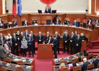 Seanca plenare e Kuvendit, deputetët e PD-së bllokojnë foltoren