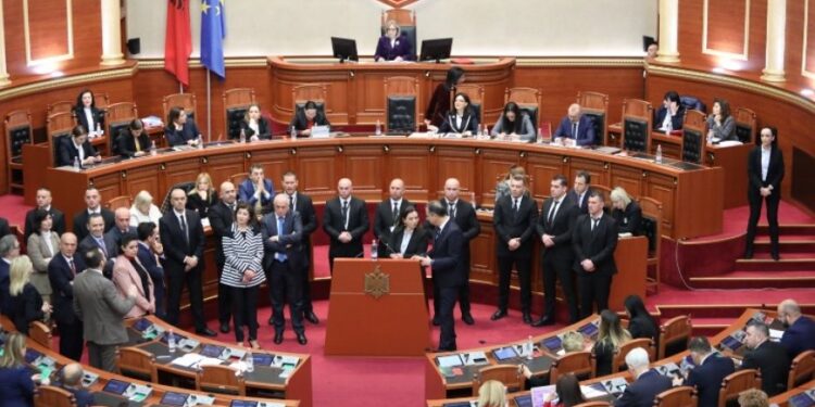 Seanca plenare e Kuvendit, deputetët e PD-së bllokojnë foltoren