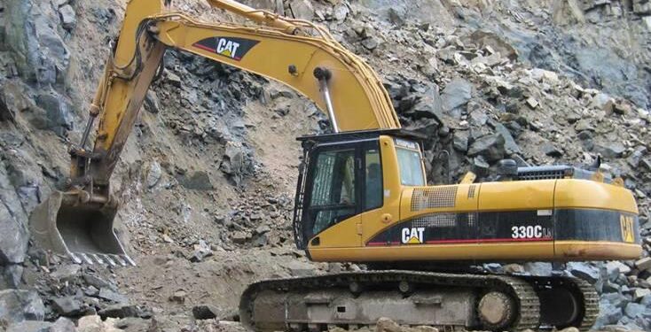 Vdes një punëtor në vendin e punës në një gurthyes në Suharekë