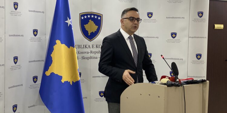 Tahiri kërkon nga Kuvendi të ngrit dinamikën: Kosova po zbrazet derisa Qeveria po mrizon