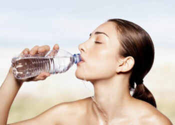 Kaq ujë duhet të pini nëse dëshironi të dobësoheni