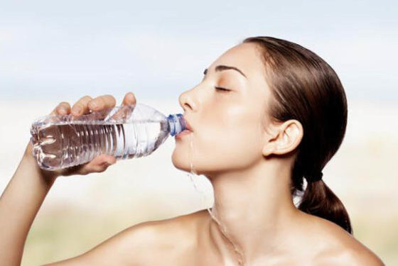 Kaq ujë duhet të pini nëse dëshironi të dobësoheni