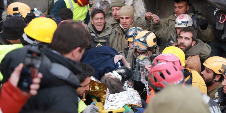 Mbi 23.000 viktima nga tërmetet në Turqi dhe Siri