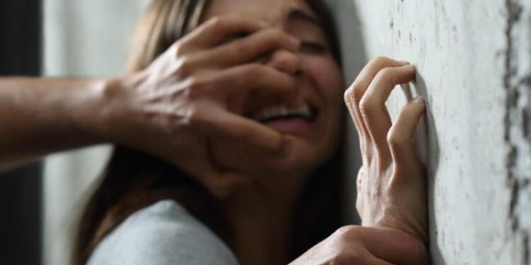 E dhunon një grua, arrestohet i dyshuari