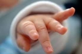 E mitura në Prishtinë tentoi ta braktisë fëmijën