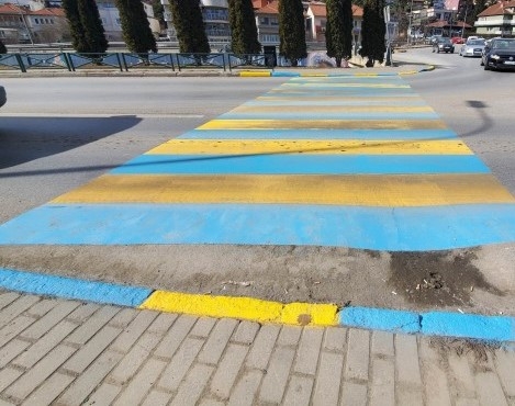 Prishtina i ngjyros trotuaret në përkrahje të Ukrainës