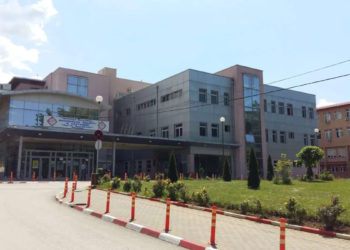 Arrestohet një mjek në Prizren, i mori 10 mijë euro për ta punësuar një femër në Spitalin e Prizrenit