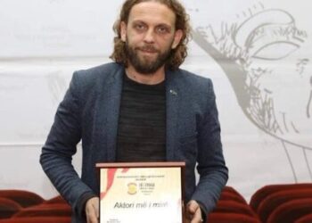 U akuzua se mori 50 mijë euro nga Qeveria e Kosovës për 5 poezi, aktori Veseli: Do t’i bëj 5 filma