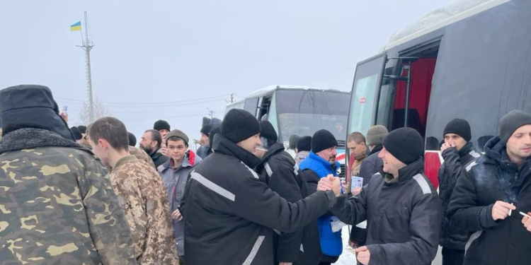 Ukraina dhe Rusia këmbejnë dhjetëra të burgosur të luftës