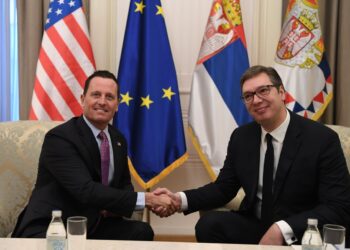 Vuçiq dekoron Grenellin me “Urdhrin e Flamurit Serb”