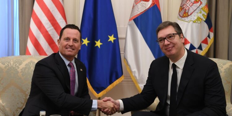 Vuçiq dekoron Grenellin me “Urdhrin e Flamurit Serb”