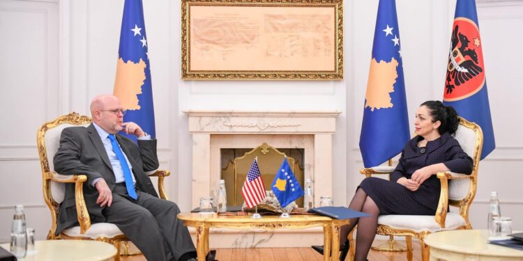 Osmani takohet me ambasadorin Hovenier