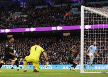 Manchester City mposht Aston Villën dhe shton presionin te Arsenali