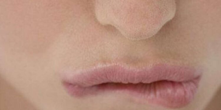 Çfarë do të thotë kur kafshoni buzën?