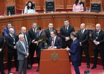 Kaos në Kuvendin e Shqipërisë, përjashtohet Berisha dhe 7 deputetë