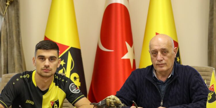 Zyrtare: Florian Loshaj transferohet te skuadra turke Istanbulspor