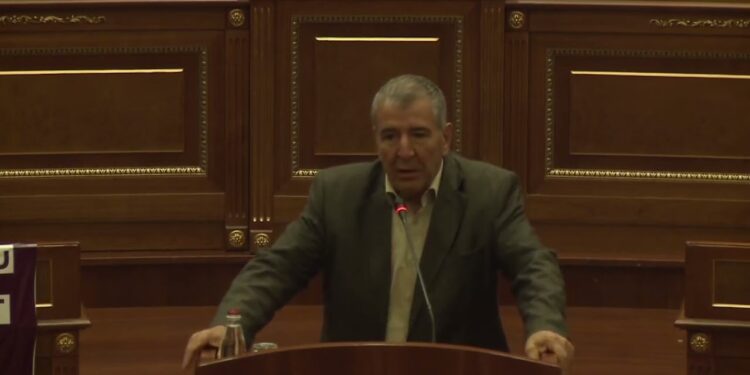 Avni Dehari reagon pas deklarimeve të Haki Abazit