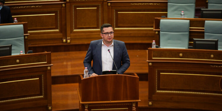 Besian Mustafa: I vetmi përfitues nga vazhdimi i masave emergjente të energjisë është Martin Berishaj