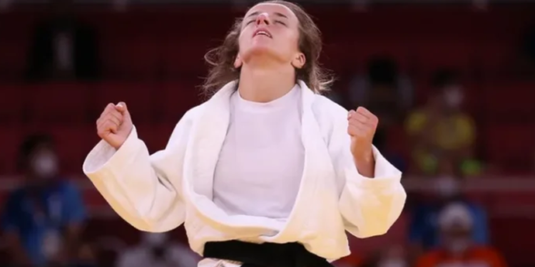 Distria në finale, mposht Buchardin