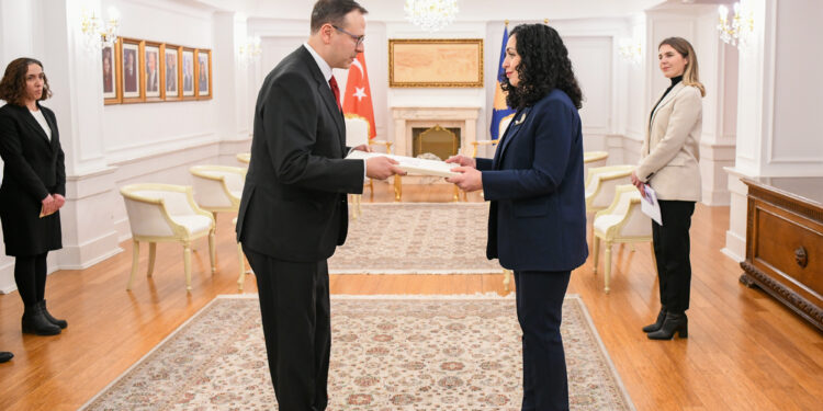 Osmani takon ambasadorin e ri të Turqisë: Kosova e gatshme të ofrojë mbështetje pas tërmetit