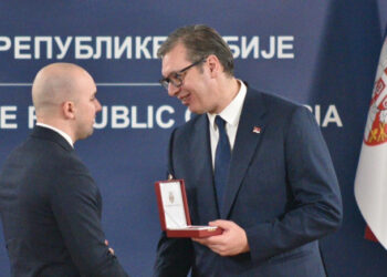 Vuçiqi i ndan medalje Dejan Pantiqit, ish-policit për të cilin u ngritën barrikadat