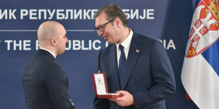 Vuçiqi i ndan medalje Dejan Pantiqit, ish-policit për të cilin u ngritën barrikadat