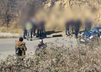 Një grup i serbëve në Leposaviq protestojnë kundër vendimit për shpronësim të disa pronave