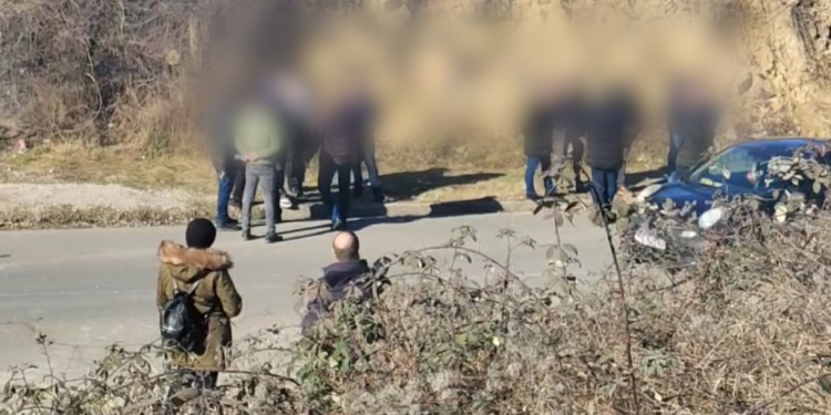 Një grup i serbëve në Leposaviq protestojnë kundër vendimit për shpronësim të disa pronave