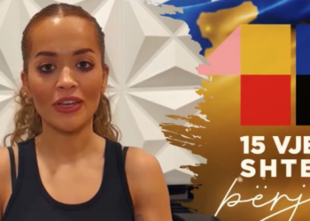 Rita Ora uron 15-vjetorin e Pavarësisë së Kosovës: Faleminderit për të gjitha këto vite krenarie dhe mbështetje