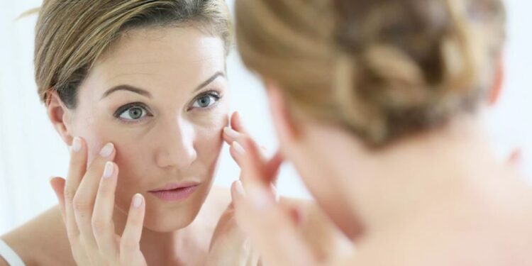 Pozicionet e fjetjes ndikojnë tek rrudhat dhe lëkura