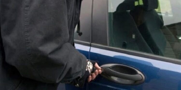 Një gjakovarit i vidhet vetura në oborr