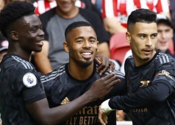 Drejtuesit e Arsenal “përveshin mëngët”