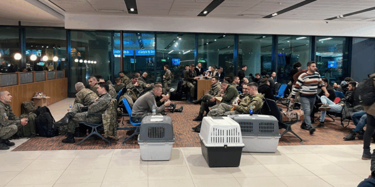 Trupat e Kosovës mbërrijnë në Turqi, mirëpriten nga vullnetarët turq