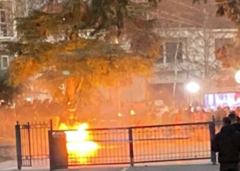 Tensione para Kuvendit në Shqipëri, protestuesit përplasen me policinë