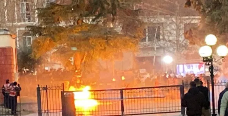 Tensione para Kuvendit në Shqipëri, protestuesit përplasen me policinë