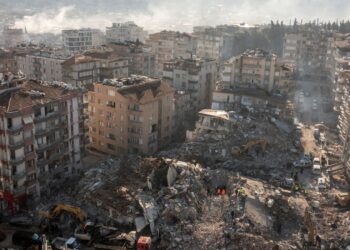 Evakuohen spitalet, pacientët nxirren në oborr pas tërmeteve të fundit në Turqi