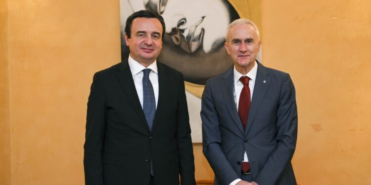 Kurti takohet me Sekretarin e INTERPOL-it, flasin për luftën ndaj korrupsionit e përkushtimin ndaj sundimit të ligjit