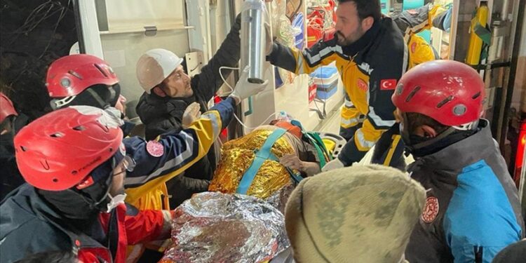 Një grua 77-vjeçare shpëtohet nga rrënojat, 212 orë pas tërmetit në Turqi